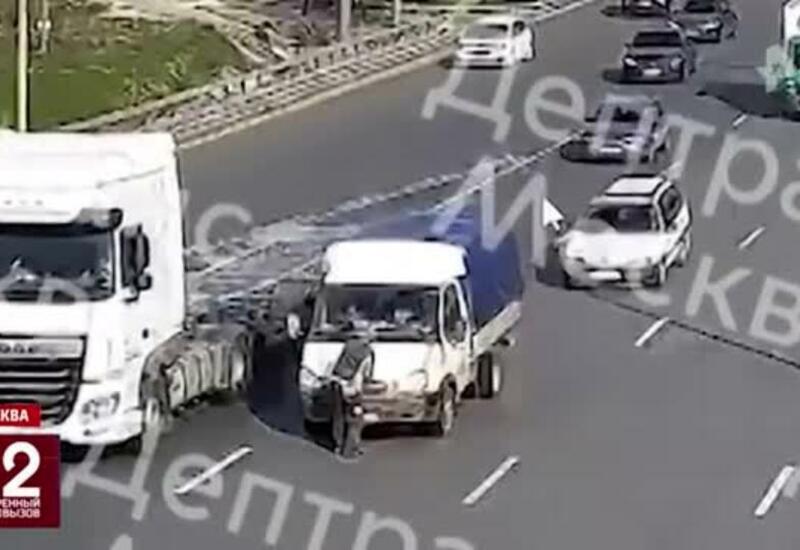 Водителя переехал свой же грузовик после ДТП в Москве