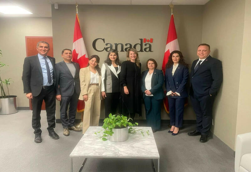 Глава МИД Канады встретилась с членами азербайджанской диаспоры