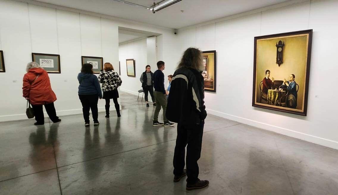 В Тбилиси открылась юбилейная выставка азербайджанского художника Чингиза Фарзалиева "По ступеням времени"