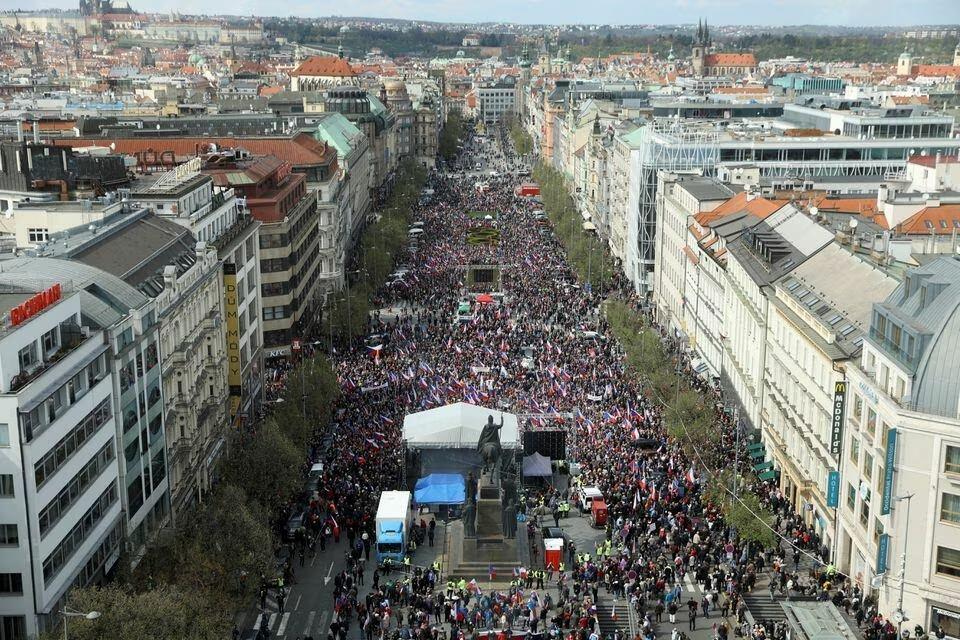 В Праге проходит многотысячный митинг