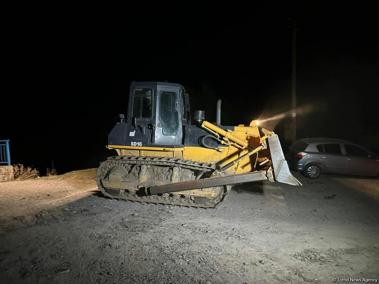 Yuxarı Qarabağ kanalı bəndi yararaq daşıb