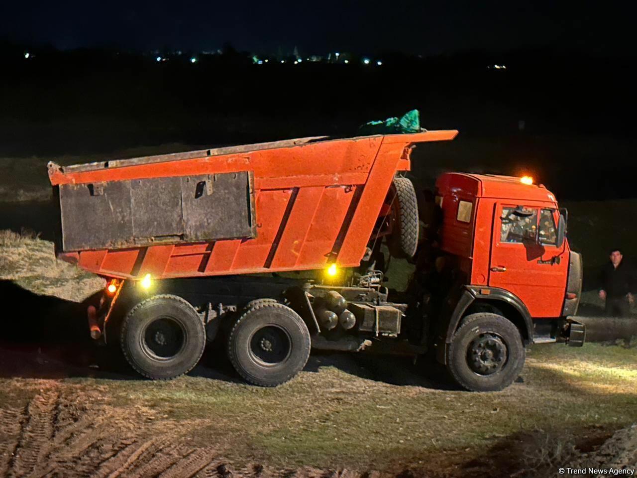 Yuxarı Qarabağ kanalı bəndi yararaq daşıb