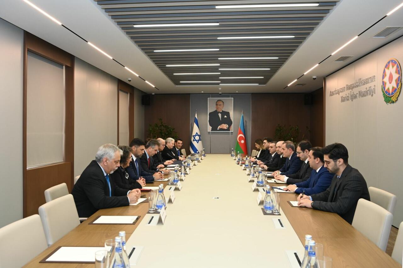 Проходит встреча глав МИД Азербайджана и Израиля в расширенном формате