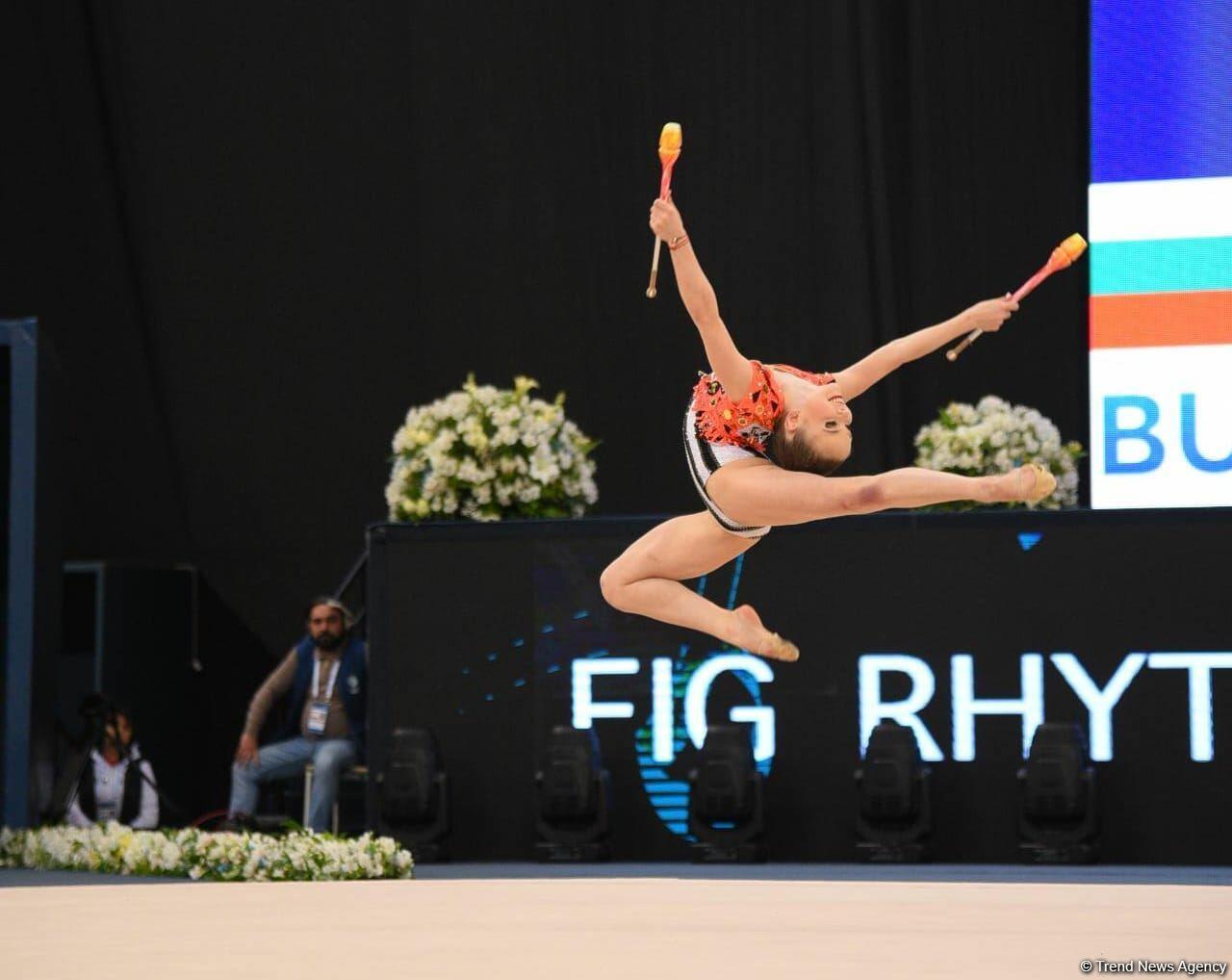 Лучшие моменты второго дня соревнований Кубка мира по художественной  гимнастике в Баку - ФОТО