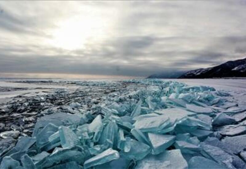 Гигантские льдины выбросило на берег Байкала