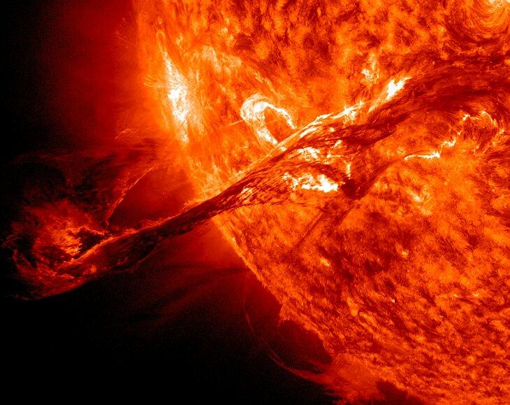 Ученые нашли новый способ предсказывать вспышки на Солнце за несколько часов до их появления
