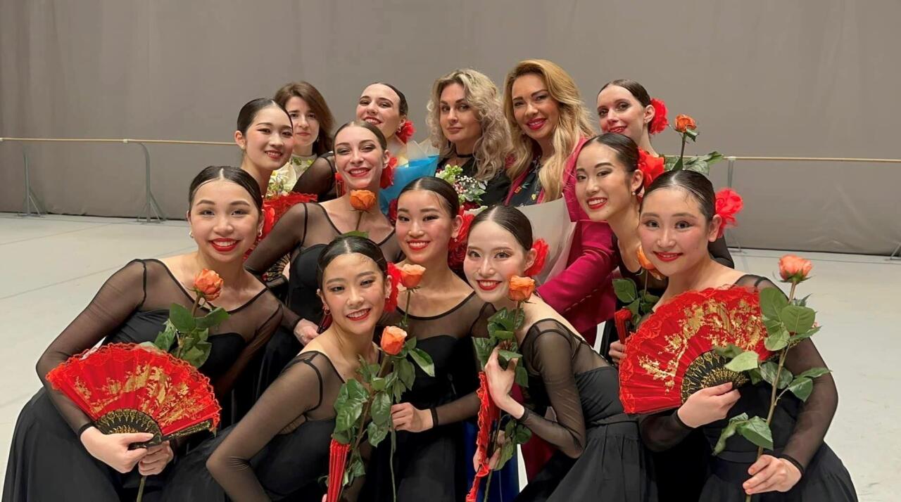 Азербайджанские танцы в исполнении представителей США, Южной Кореи, Италии и Японии в Москве