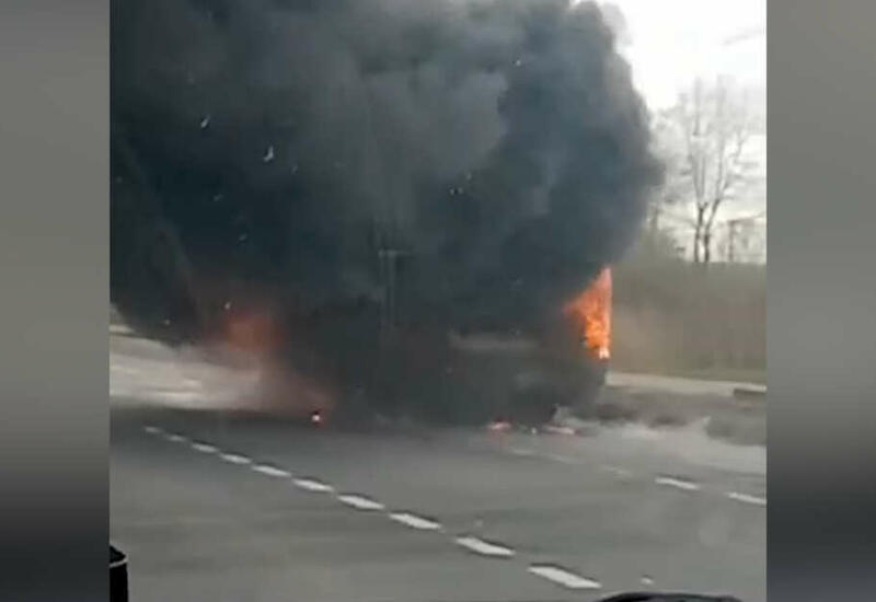Микроавтобус с пассажирами загорелся на ходу в России