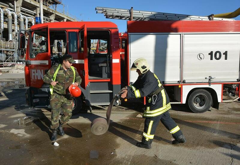 Пожар в жилом здании в Баку привел к эвакуации жильцов