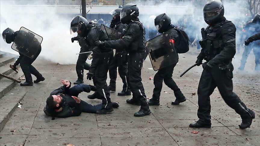 Французская полиция жестко подавляет протесты в Париже