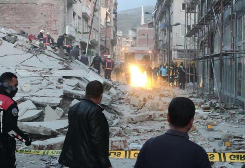 Türkiyədə bina çökdü: Dağıntılar arasında qalan var