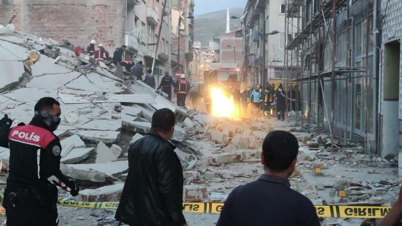 В Турции рухнуло здание