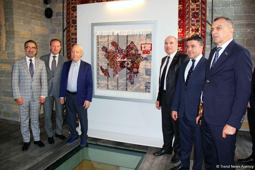 ОАО "Азерхалча" представило уникальный ковер, посвященный 100-летию великого лидера Гейдара Алиева