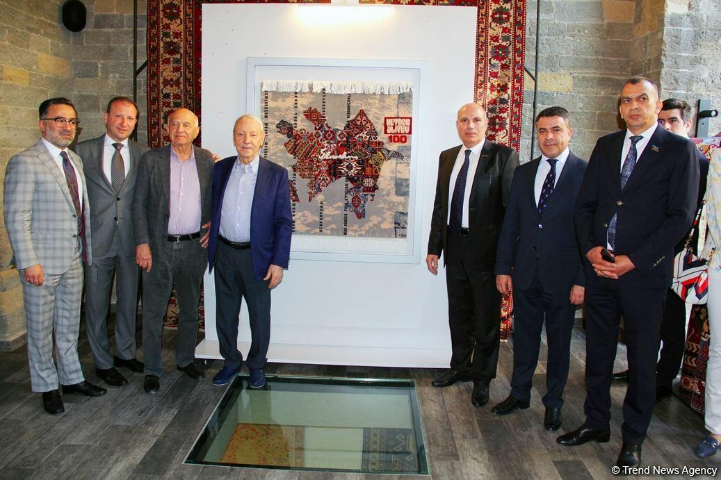 ОАО "Азерхалча" представило уникальный ковер, посвященный 100-летию великого лидера Гейдара Алиева