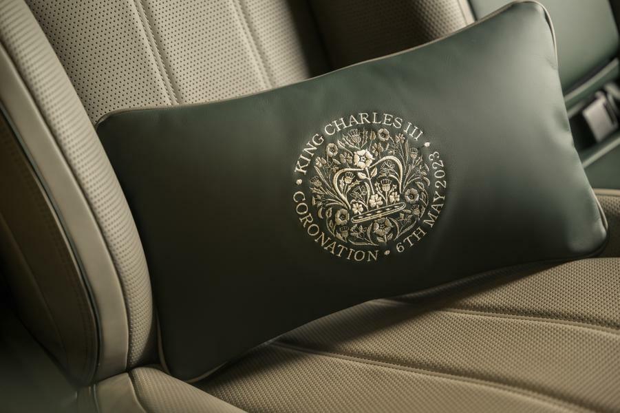 Bentley выпустила особые подушки к коронации Карла III