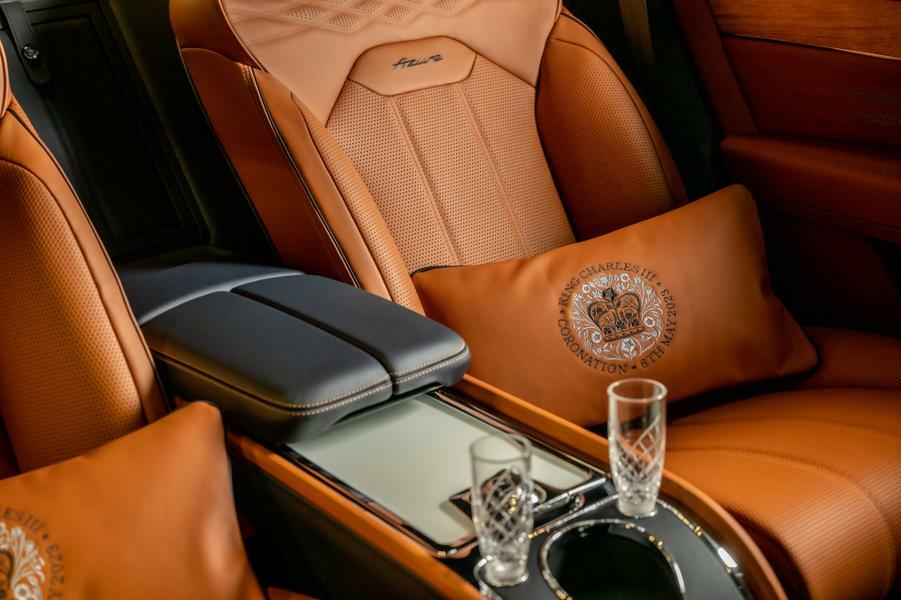 Bentley выпустила особые подушки к коронации Карла III