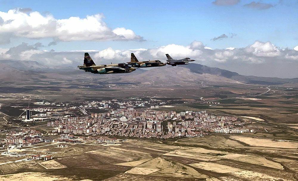 Военные пилоты Азербайджана совершают успешное вхождение в воздушное пространство условного противника на учениях в Турции