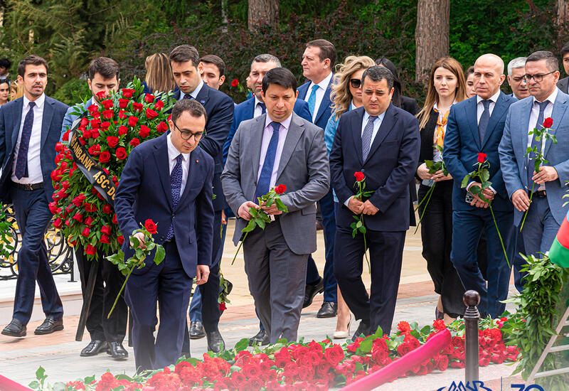 Муганбанк почтил память Гейдара Алиева в Аллее почетного захоронения