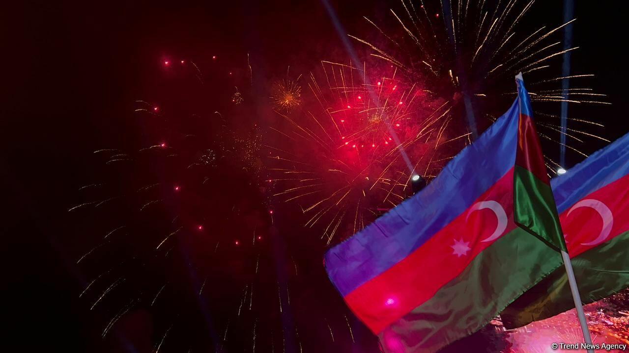В Баку по случаю 100-летия Гейдара Алиева состоялся салют