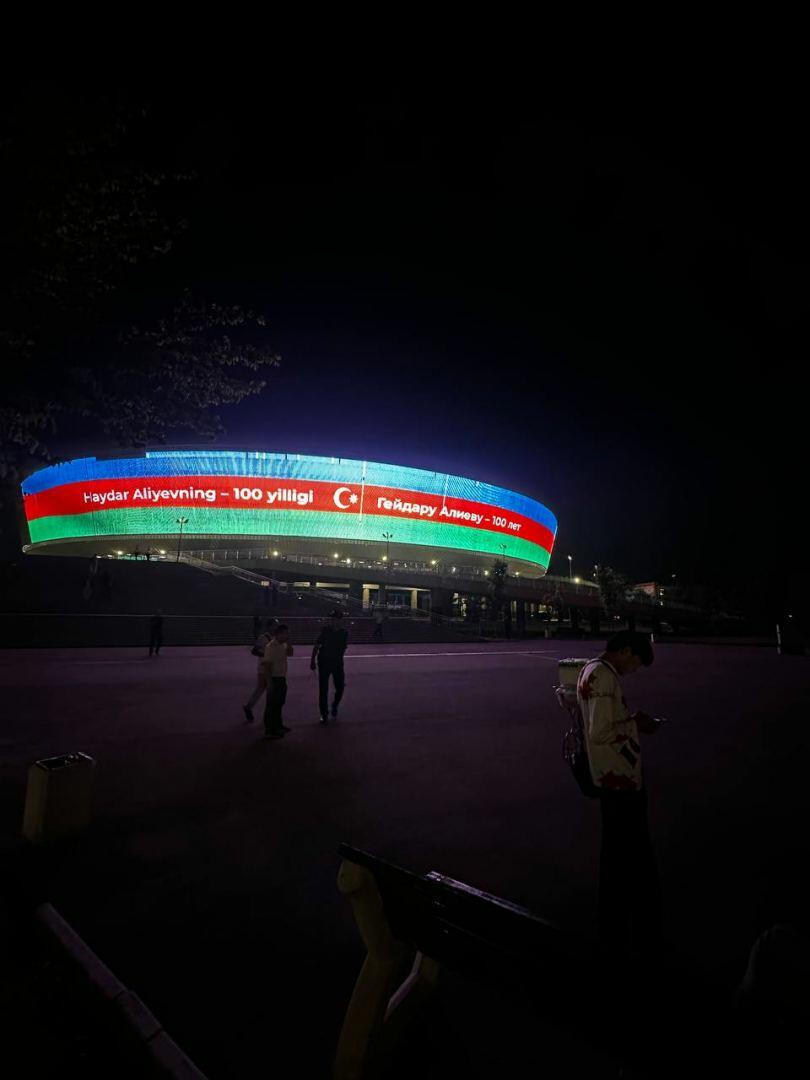 Здание Хумо Арены в Узбекистане освещено цветами государственного флага Азербайджана в честь 100-летия Гейдара Алиева