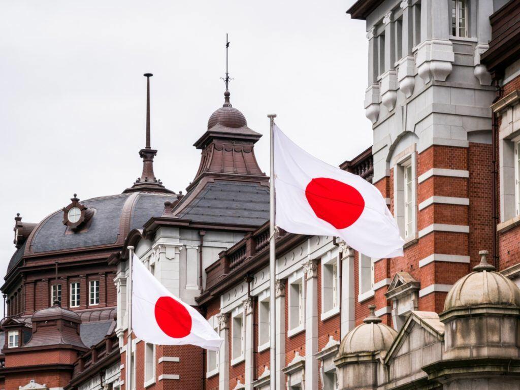 Рейтинг правительства Японии рекордно обвалился на фоне скандала