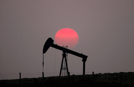 Нефть начала дешеветь после неопределенности утром