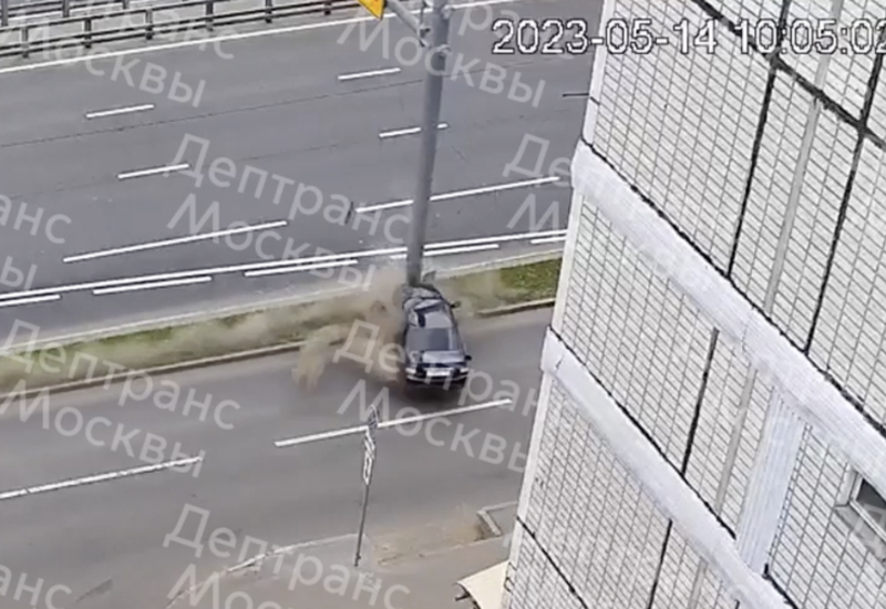 Автомобиль на полном ходу врезался в столб в Москве