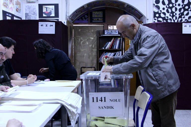 В Турции продолжается голосование на президентских и парламентских выборах