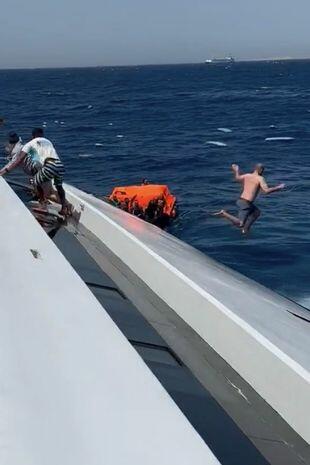 Туристы решили поплавать на яхте и чудом выжили в «Бермудском треугольнике»