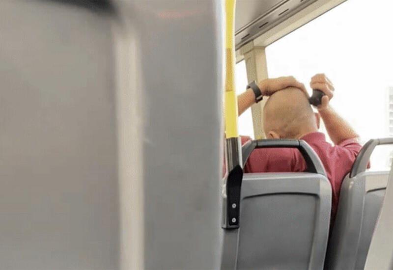 Соцсети удивил пассажир, который начал стричь себе голову в автобусе