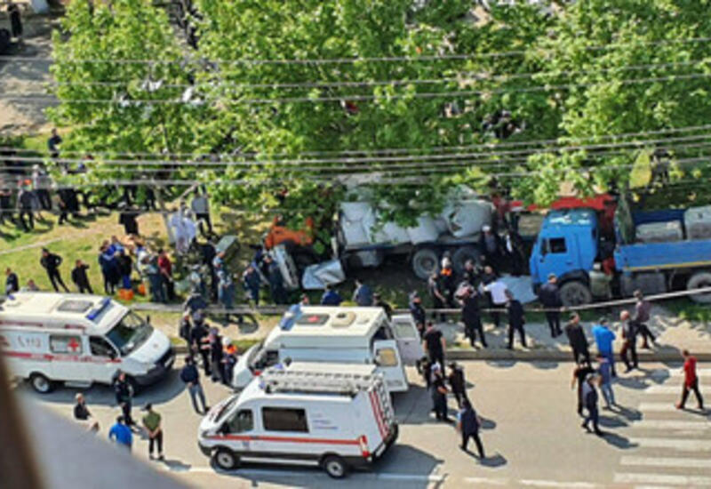В Дагестане перегруженный «Камаз» сорвался со спуска и устроил массовое ДТП