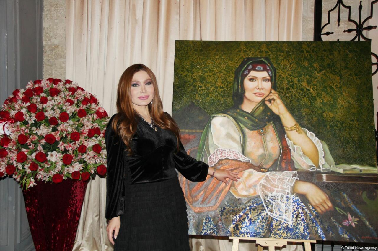 В Баку состоялось праздничное дефиле новой коллекции Фахрии Халафовой "Цвета любви"