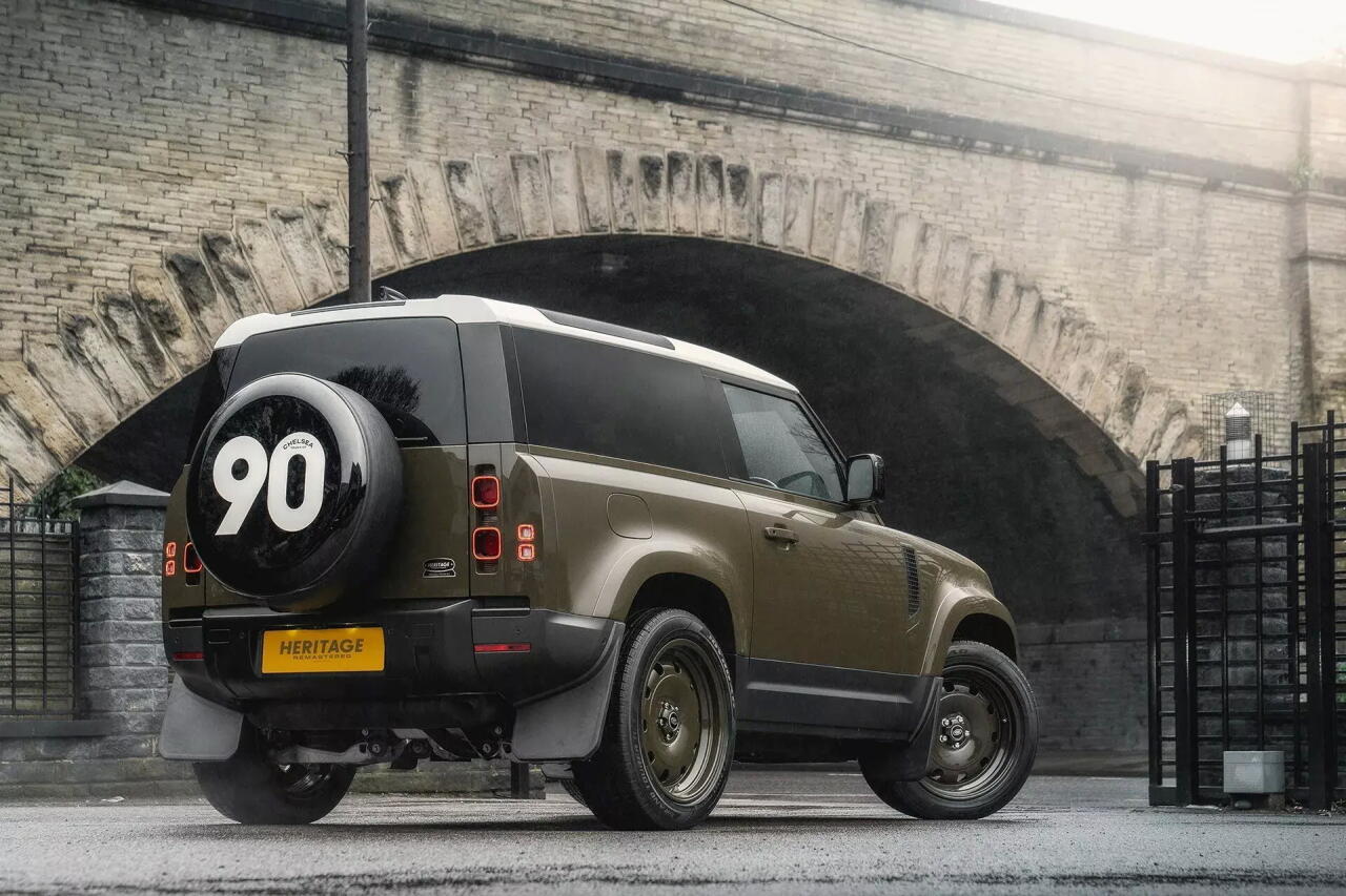 Современный Land Rover Defender превратили в ретро-внедорожник