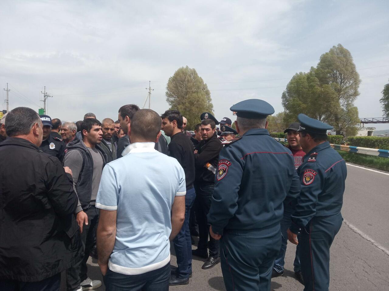 Армяне перекрыли автомагистраль в Ереван