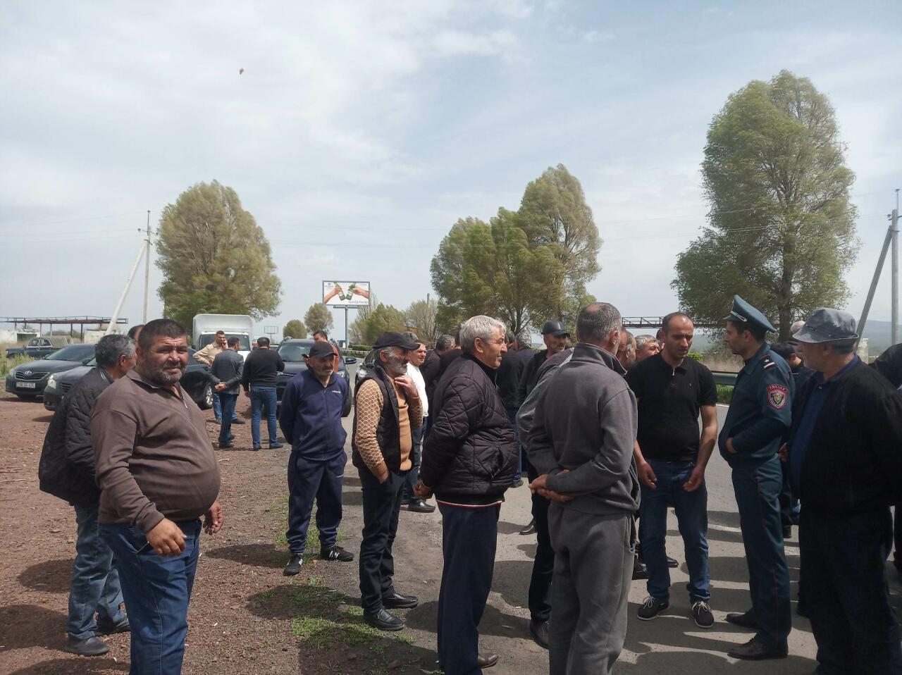 Армяне перекрыли автомагистраль в Ереван