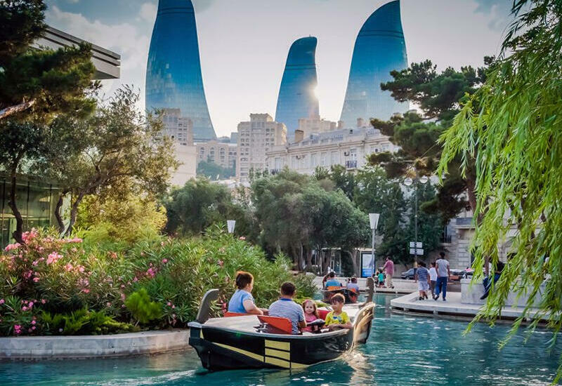 Баку лидирует в списке городов, куда россияне летают с детьми