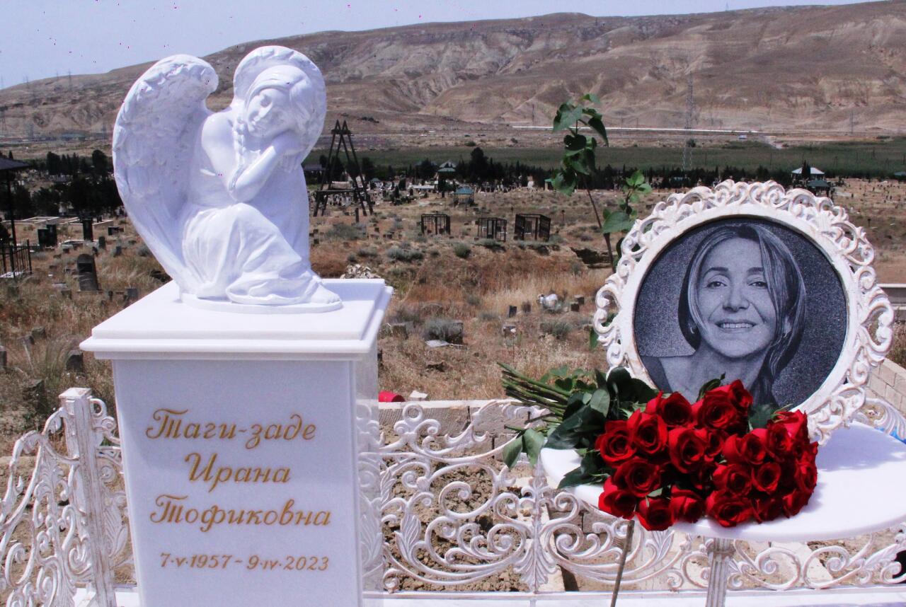 Памяти Ираны Тагизаде – над изголовьем Ангел, рядом театральный столик, прощальные слова на белой мраморной плите, цветы…