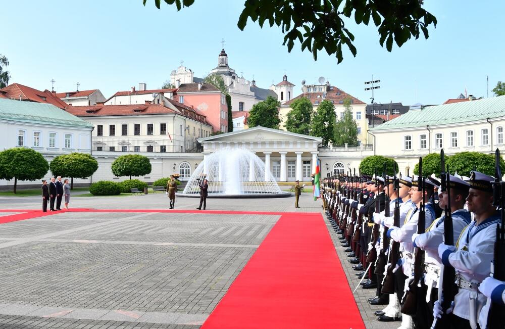 В Вильнюсе состоялась церемония официальной встречи Президента Ильхама Алиева
