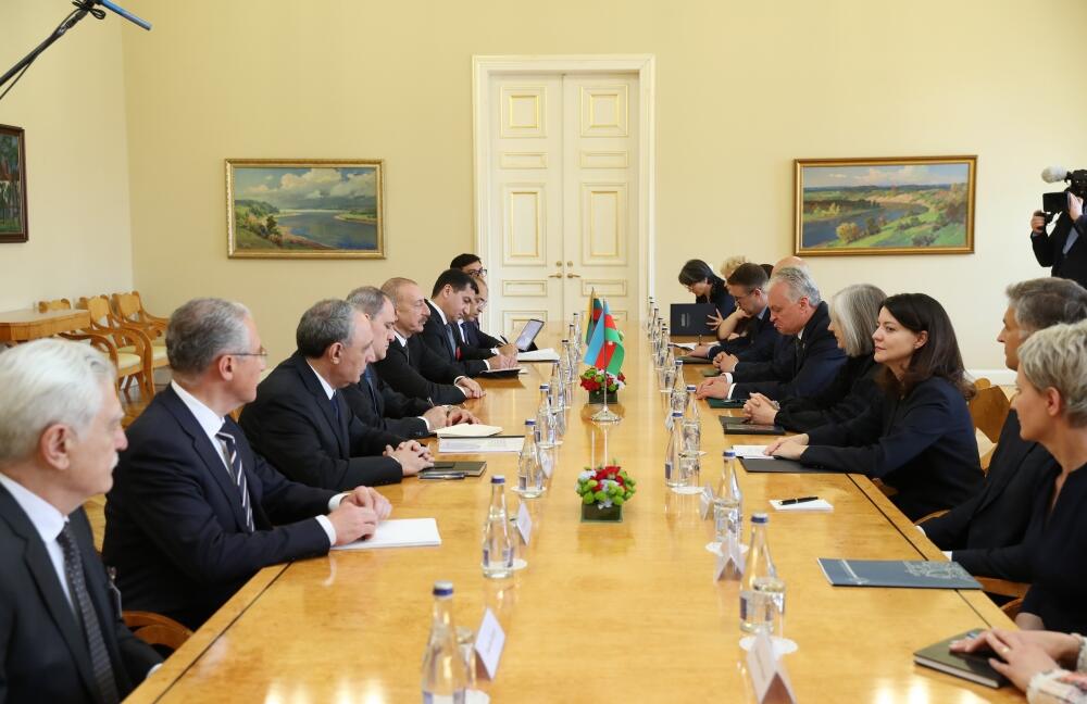 В Вильнюсе состоялась встреча президентов Азербайджана и Литвы в расширенном составе