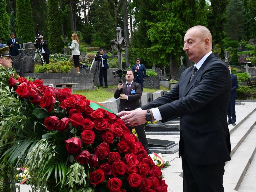 Президент Ильхам Алиев и Первая леди Мехрибан Алиева посетили мемориал в память о погибших в борьбе за независимость Литвы