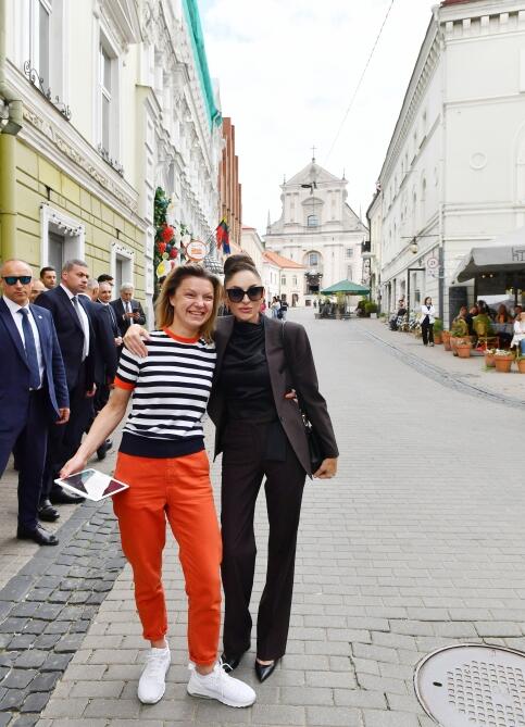 Президент Ильхам Алиев и Первая леди Мехрибан Алиева совершили прогулку по Старому городу в Вильнюсе