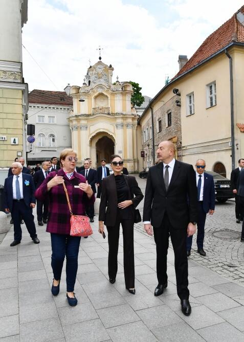 Президент Ильхам Алиев и Первая леди Мехрибан Алиева совершили прогулку по Старому городу в Вильнюсе