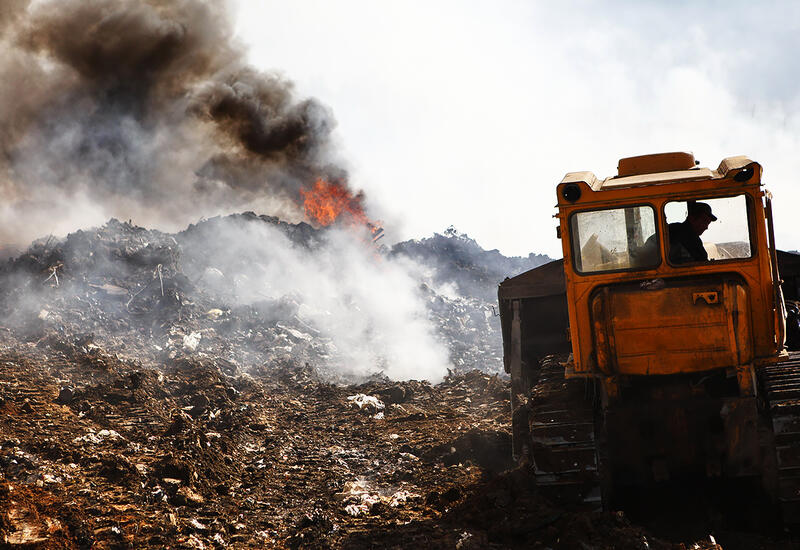 Власти Еревана не знают как быть с пожаром на мусорной свалке