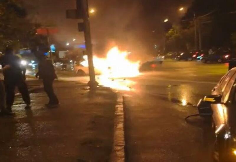 Такси врезалось в Mercedes и загорелось в Волгограде