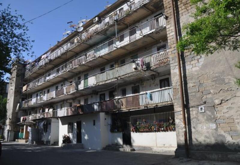 Какой объем помощи был направлен на переселение жителей жилых домов в Баку?
