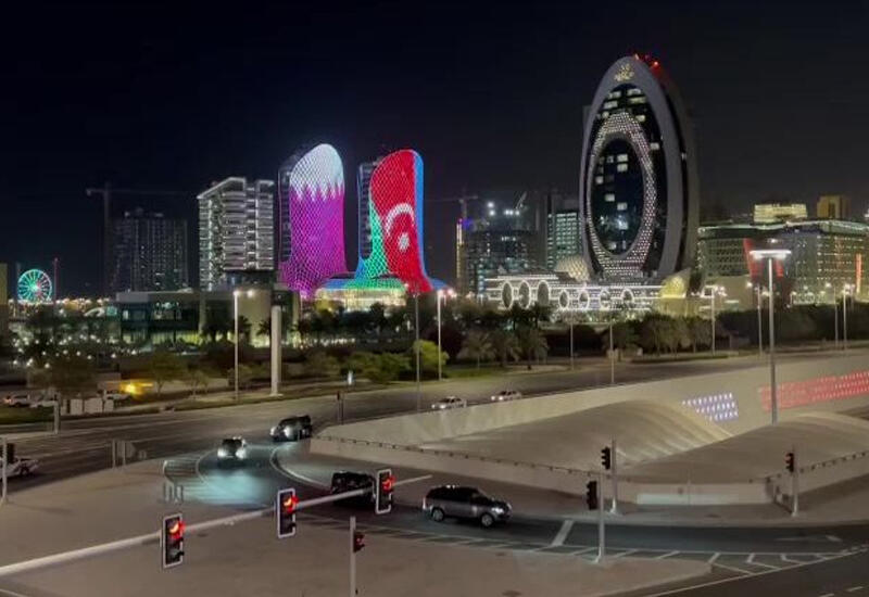 Башни-близнецы “Аль-Джабер” в Дохе освещены цветами государственного флага Азербайджана