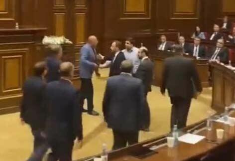 Бойцовский клуб в парламенте Армении вылился в крупный штраф для оппозиционера