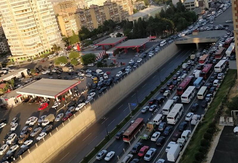 На этих улицах Баку наблюдаются пробки