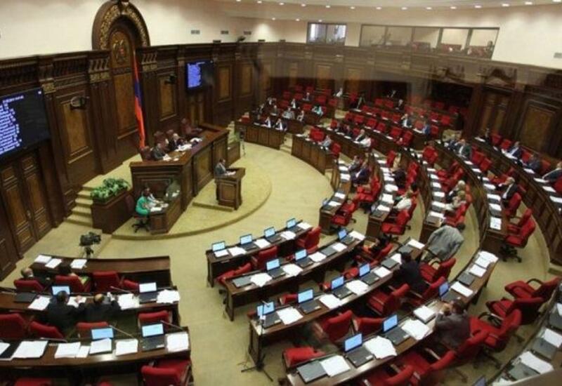 Армянские депутаты продолжают перепалку из-за Карабаха на фоне кризиса в парламенте
