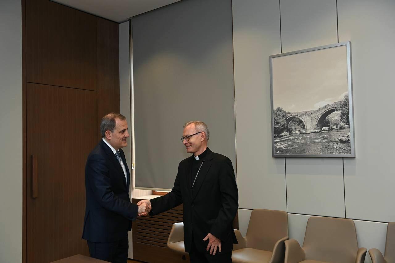 Джейхун Байрамов встретился с апостольским нунцием Святого Престола в Азербайджане